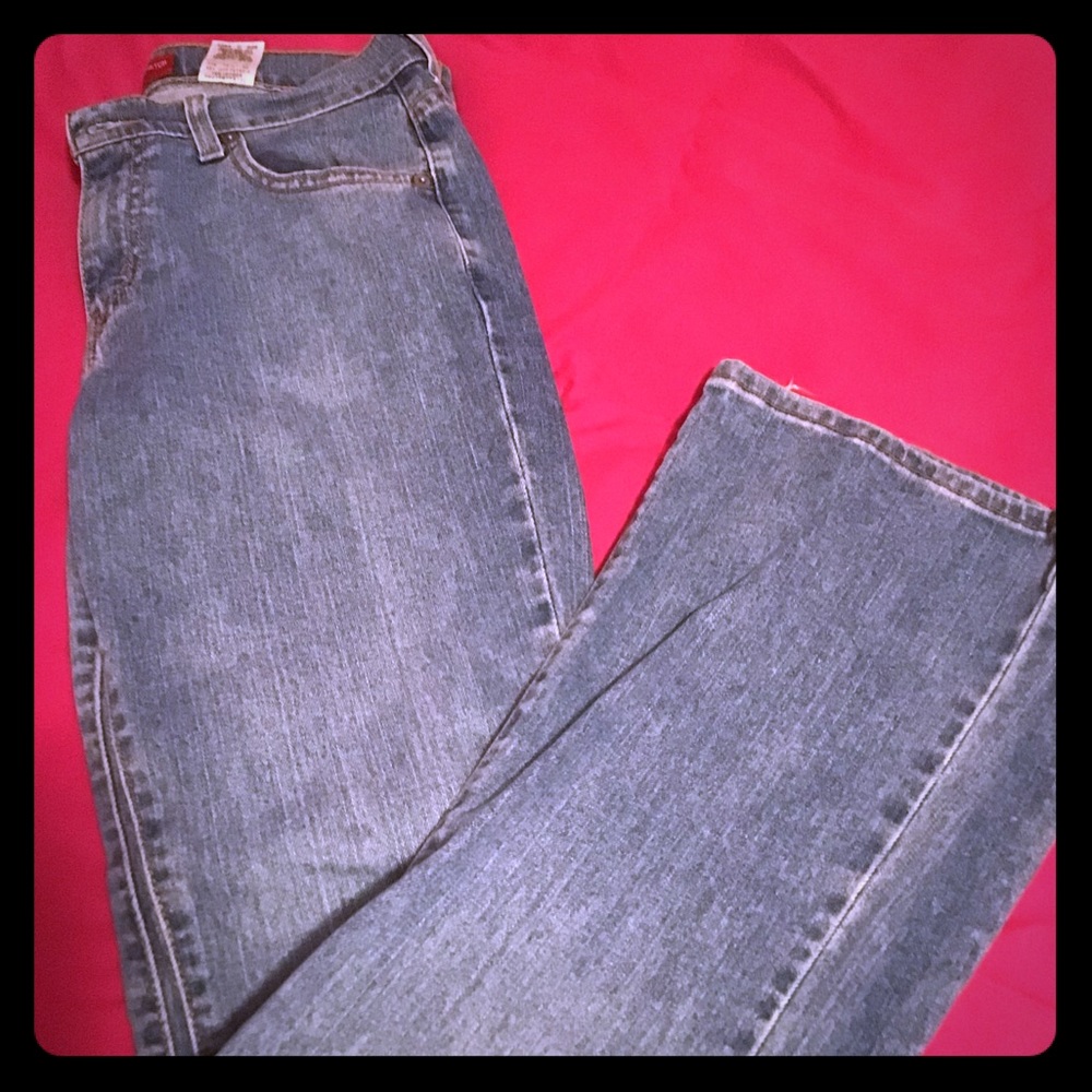 Levi’s low rise bootcut, size 6- 515s